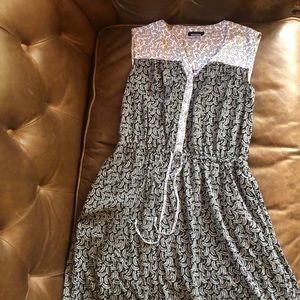 Sleeveless floral tie dress